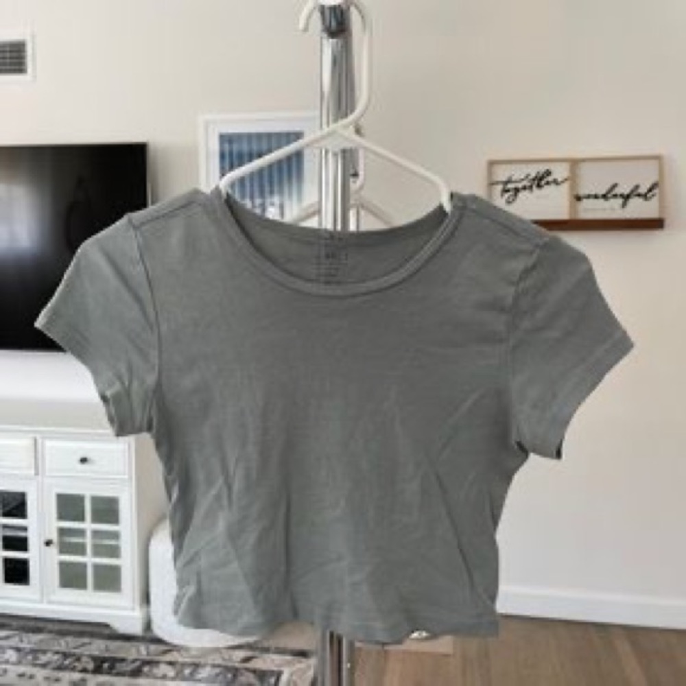 A really cute grey crop top<3